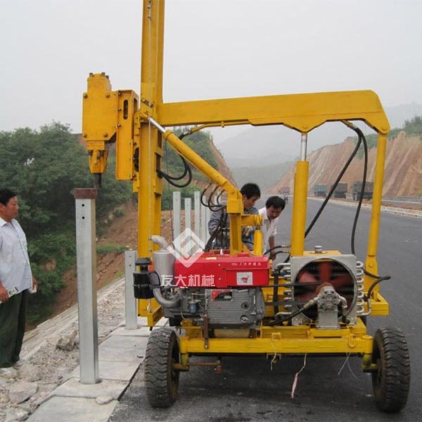 四輪公路護欄打樁機